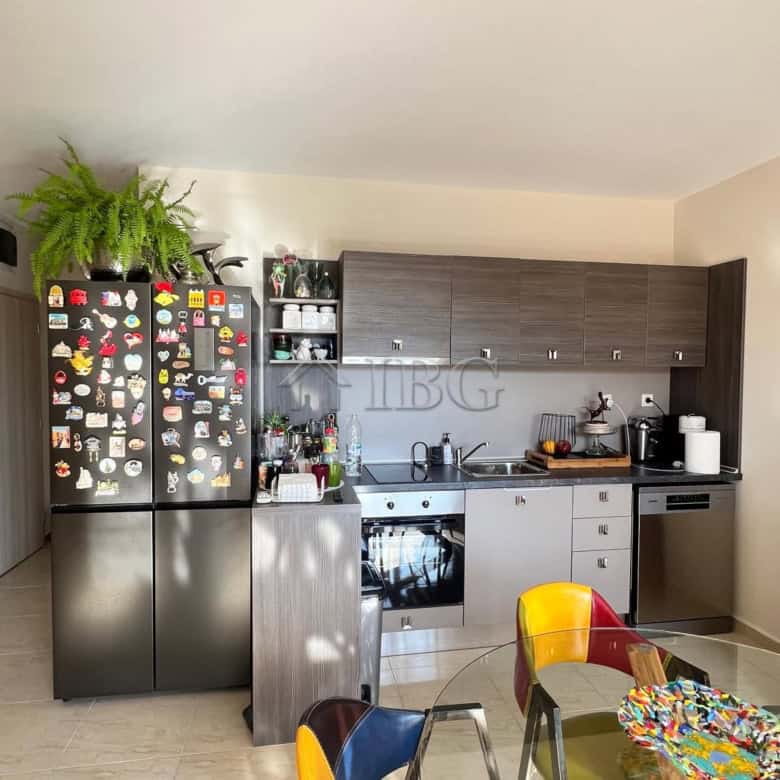 Spacious one-bedroom apartment featuring a pool and partial sea view in Sveti Vlas. Perfect for rela.
