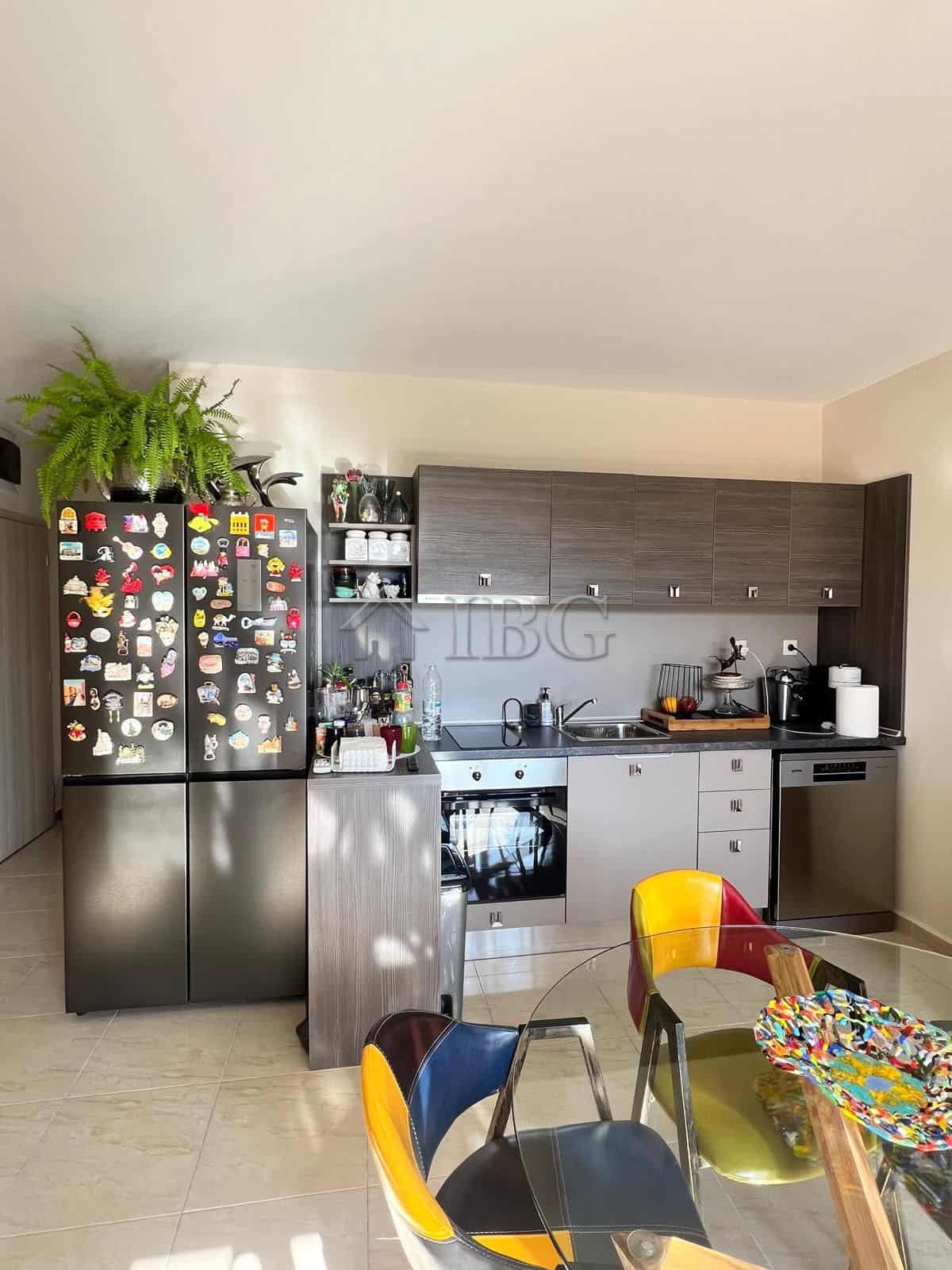 Spacious one-bedroom apartment featuring a pool and partial sea view in Sveti Vlas. Perfect for rela.