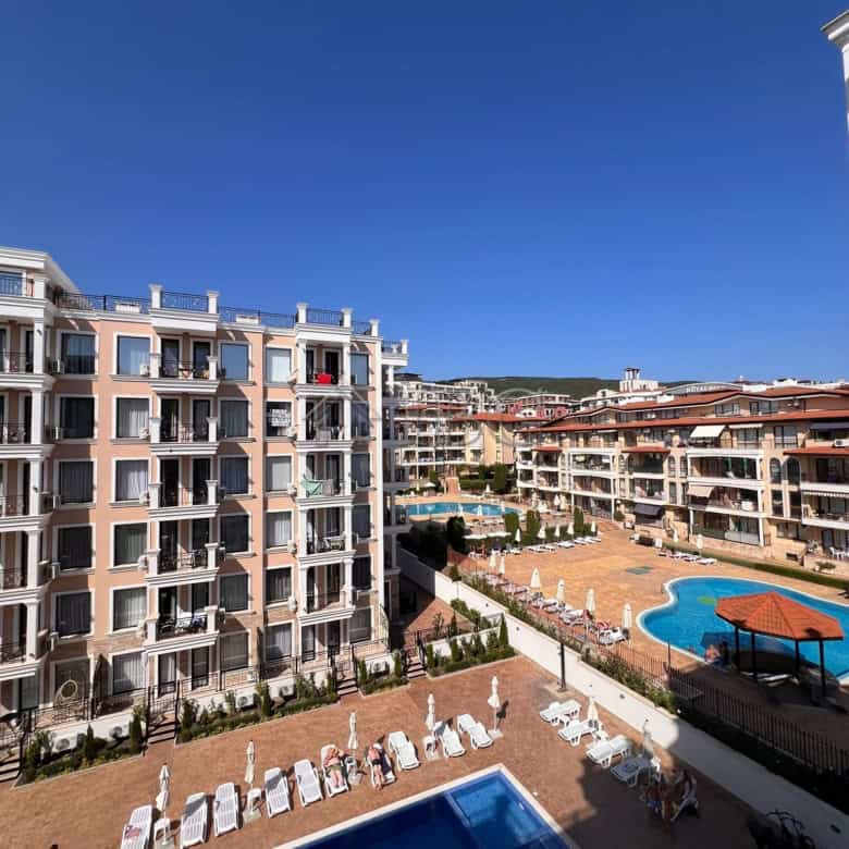 Bright one-bedroom apartment overlooking the pool in Polar Star, Sveti Vlas. Perfect for relaxing ho.
