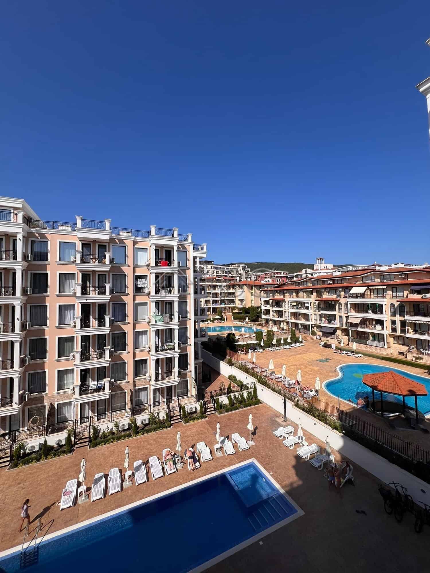Bright one-bedroom apartment overlooking the pool in Polar Star, Sveti Vlas. Perfect for relaxing ho.