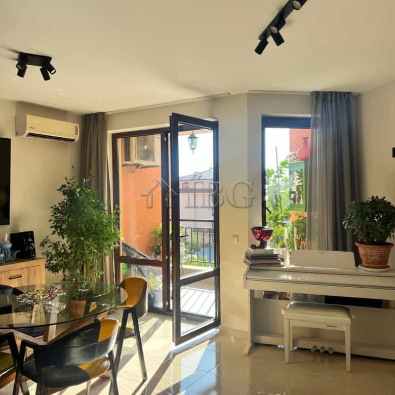 Bright apartment with balcony overlooking the sea in Sveti Vlas. Modern interior, spacious living ar.