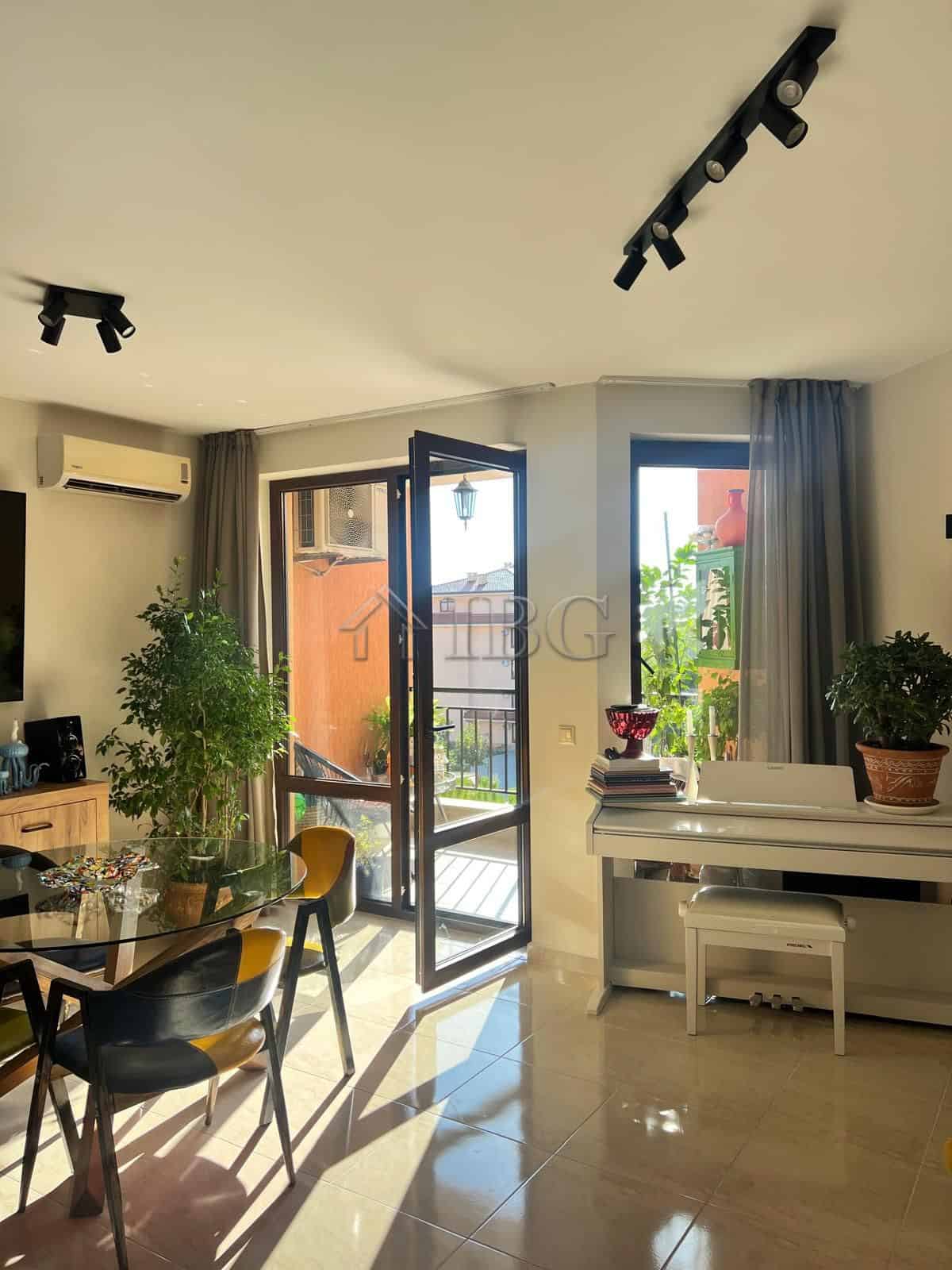 Bright apartment with balcony overlooking the sea in Sveti Vlas. Modern interior, spacious living ar.