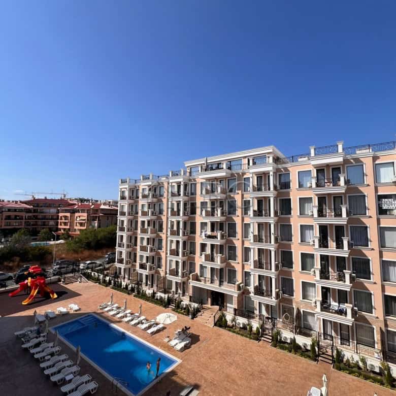 Modern one-bedroom apartment overlooking the pool in Polar Star, Sveti Vlas.
