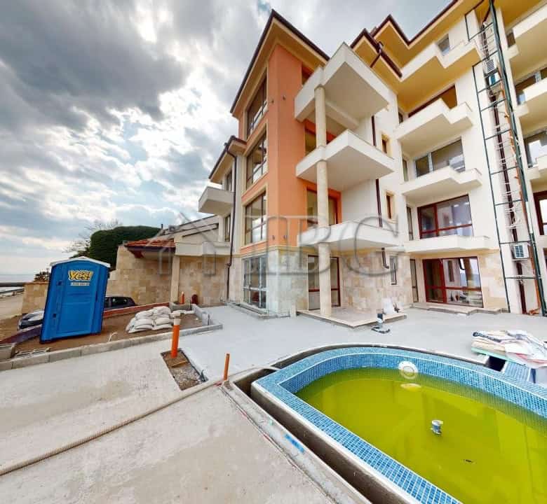 Bright 1-bedroom apartment overlooking the sea in Villa Metara, Ravda. Perfect for seaside living an.