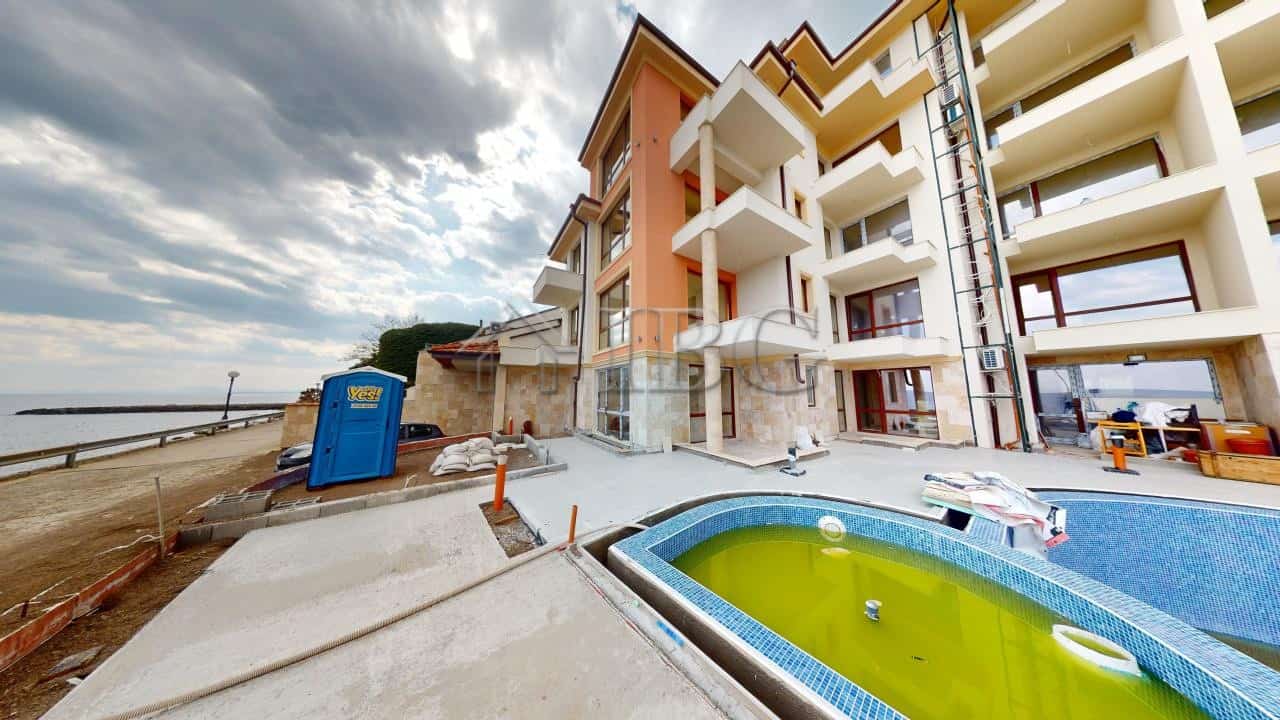 Bright 1-bedroom apartment overlooking the sea in Villa Metara, Ravda. Perfect for seaside living an.