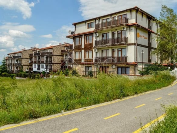 Apartment for sale in Kosharitsa Sunny House Complex, Bulgaria, featuring two bedrooms and scenic su.