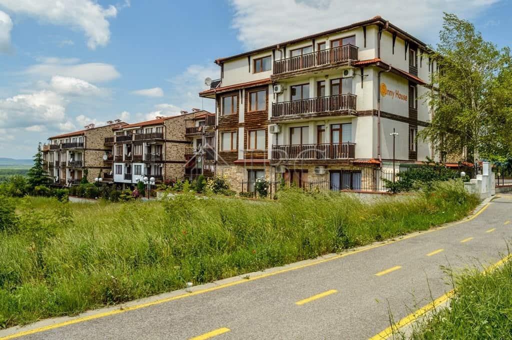 Apartment for sale in Kosharitsa Sunny House Complex, Bulgaria, featuring two bedrooms and scenic su.
