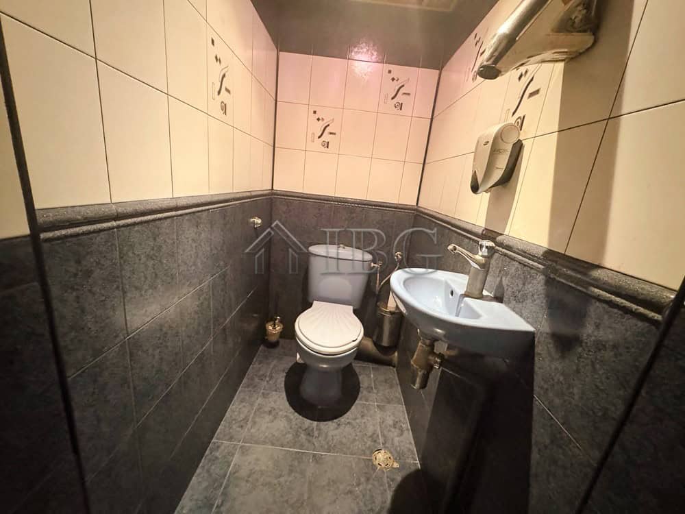 Commercial property for sale with 109 sq.m. space, located in a prime area, ideal for a ready-to-ope.