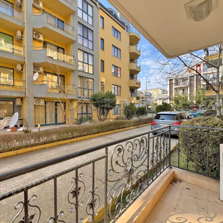 Bright studio apartment with balcony overlooking the courtyard in Magnolia Residence 2. Perfect for.