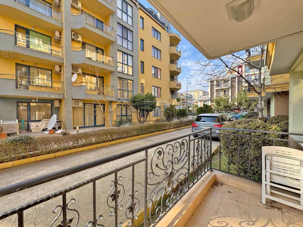 Bright studio apartment with balcony overlooking the courtyard in Magnolia Residence 2. Perfect for.