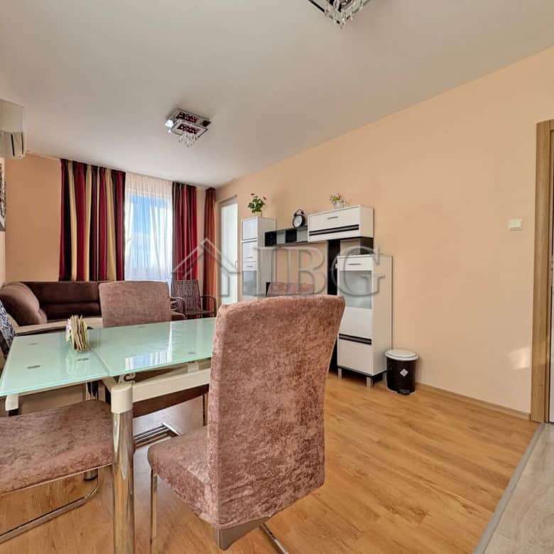 Spacious apartment featuring 2 bedrooms, 2 bathrooms, and a scenic pool view in Messembria Palace, S.