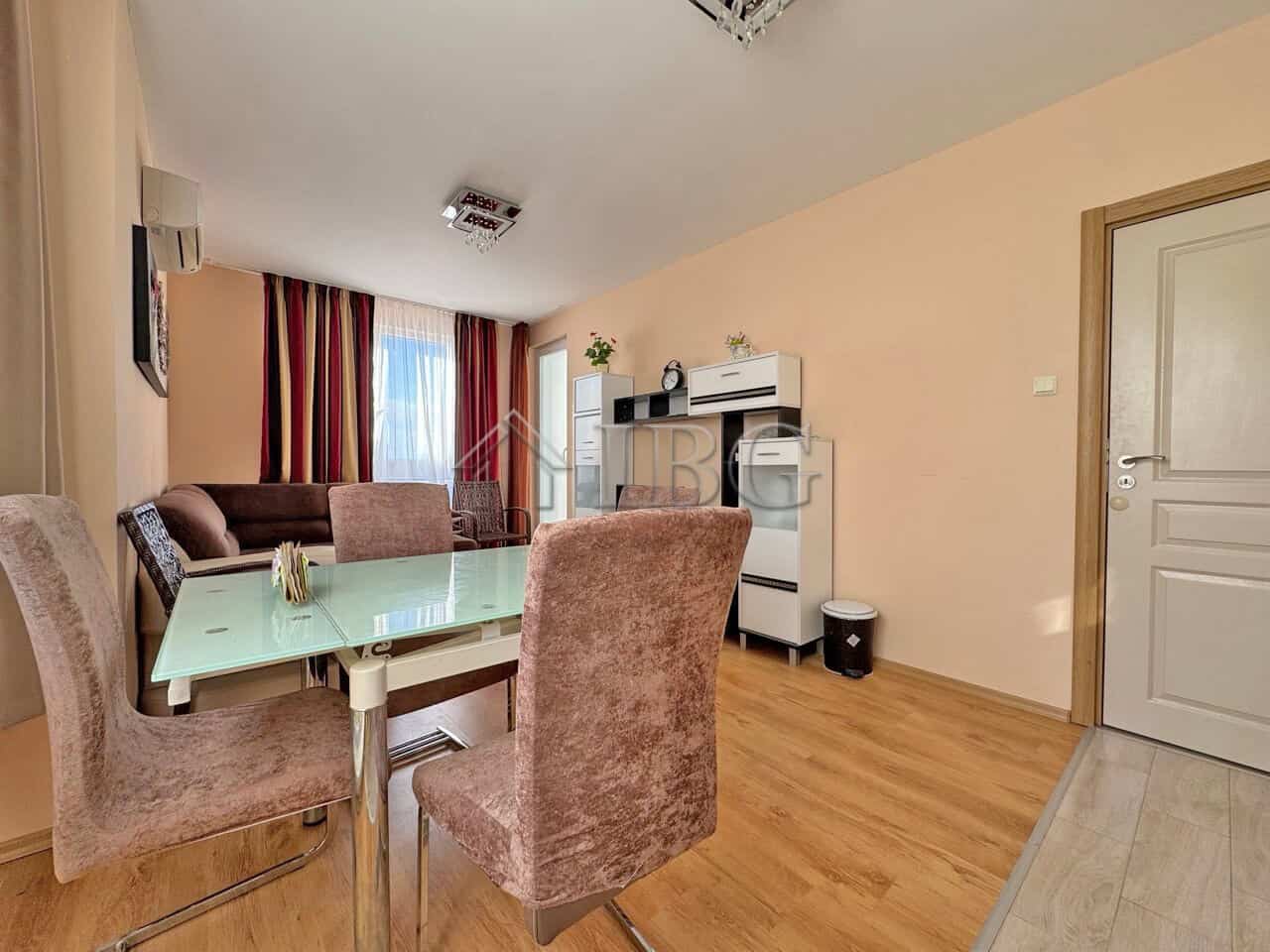 Spacious apartment featuring 2 bedrooms, 2 bathrooms, and a scenic pool view in Messembria Palace, S.