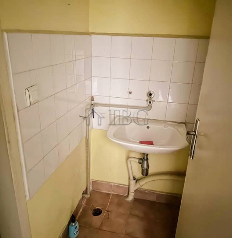 Small office space with sink in Ruse, Bulgaria, for rent.