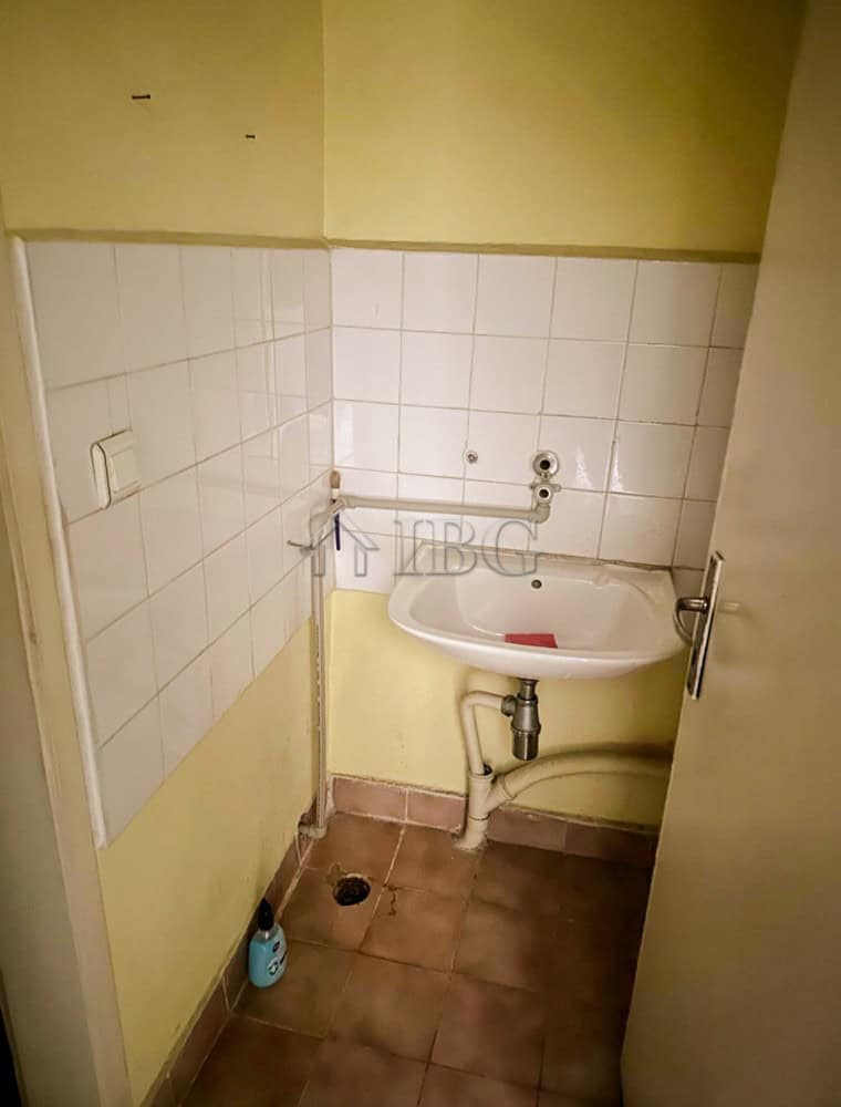 Small office space with sink in Ruse, Bulgaria, for rent.