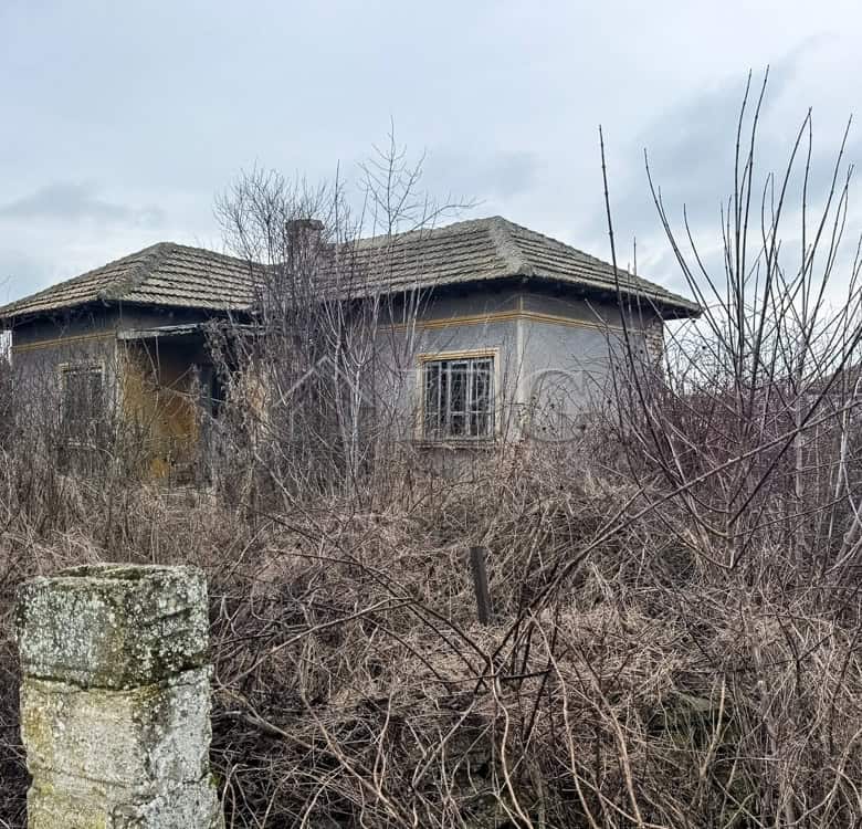 Old house in need of renovation on a large plot of land near the sea. Ideal for full renovation and.