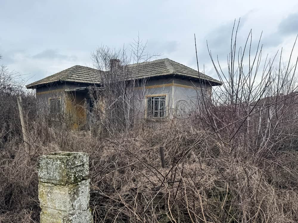 Old house in need of renovation on a large plot of land near the sea. Ideal for full renovation and.
