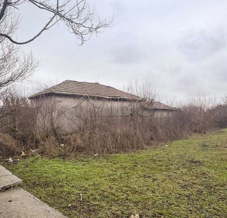 Large house on a 2,245 sq.m. plot, only 20 km from the sea, ideal for full refurbishment.
