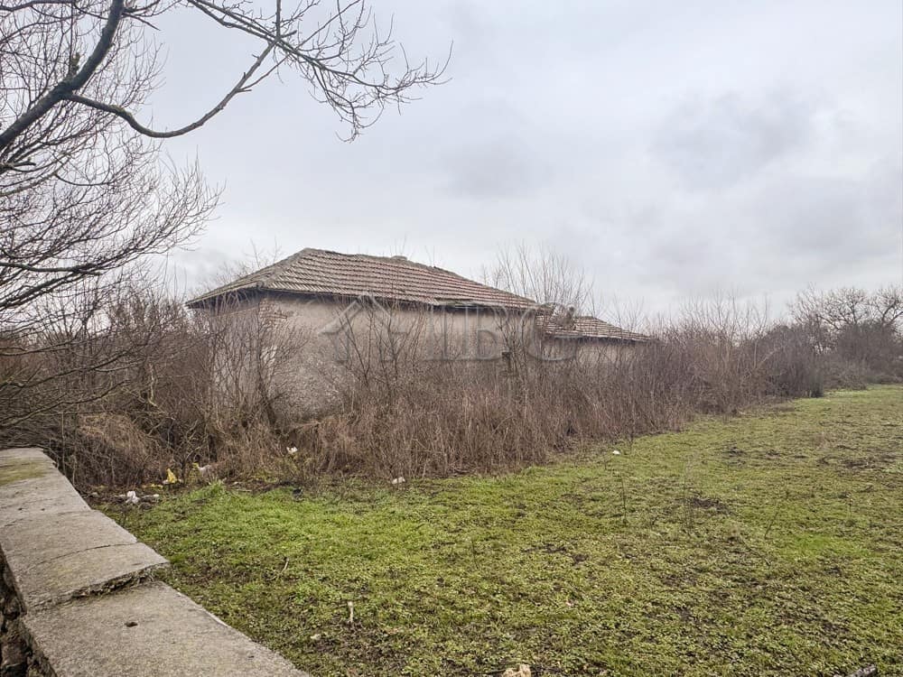 Large house on a 2,245 sq.m. plot, only 20 km from the sea, ideal for full refurbishment.