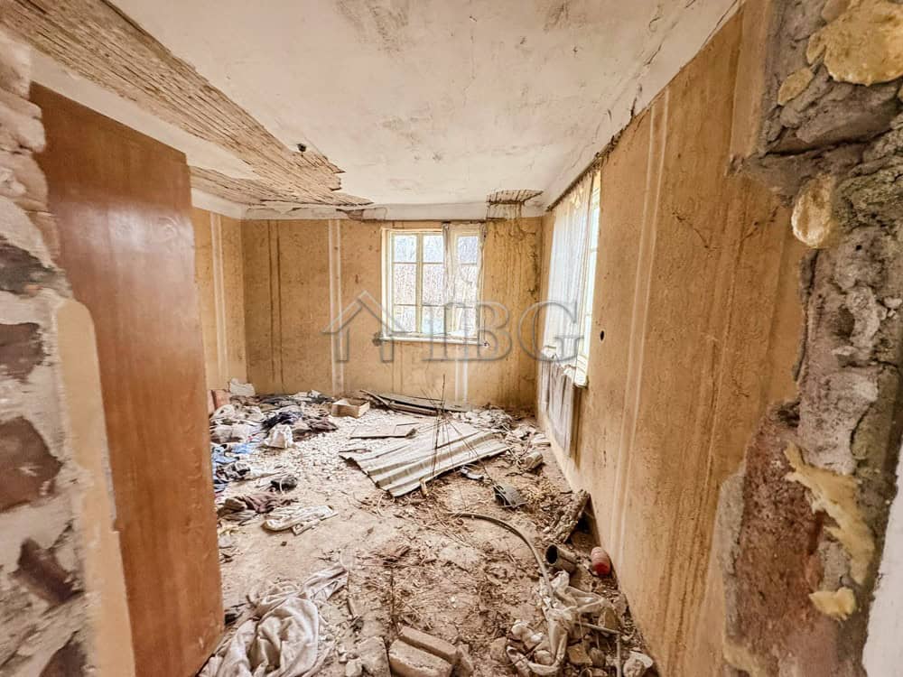 Renovation-ready property with a large garden and ocean views, perfect for creating a dream home or.