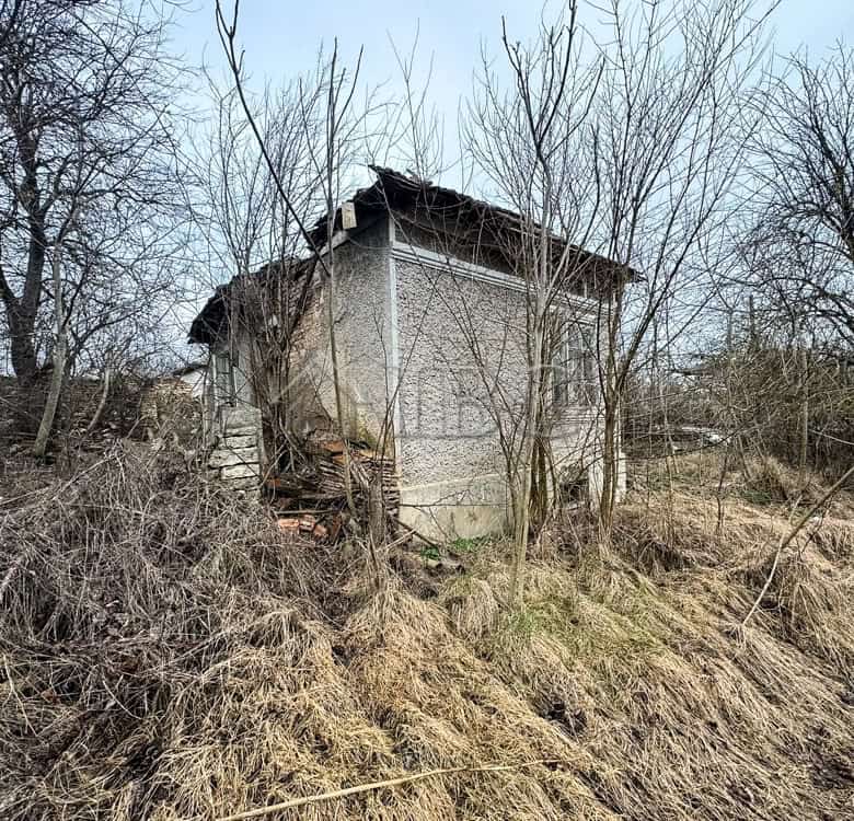 Abandoned house with large garden and sea view, ideal renovation opportunity.