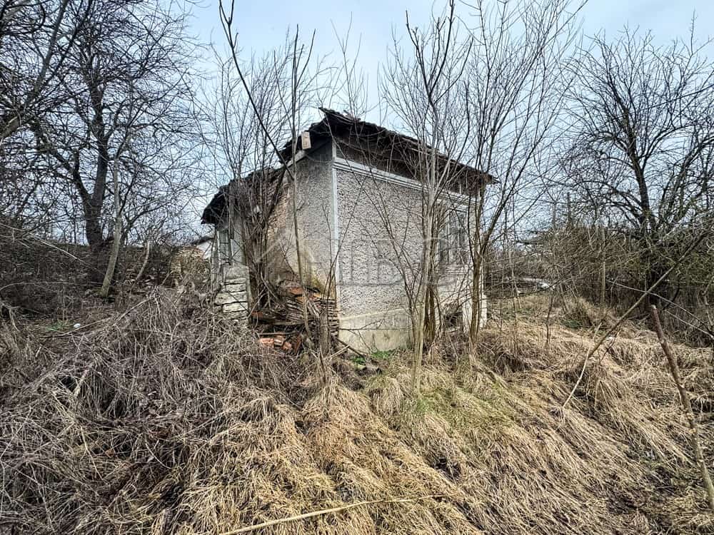 Abandoned house with large garden and sea view, ideal renovation opportunity.
