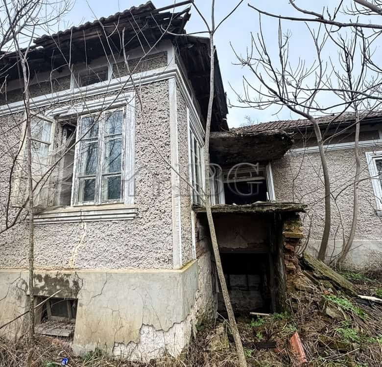 Old house near the sea with a large garden and renovation potential.