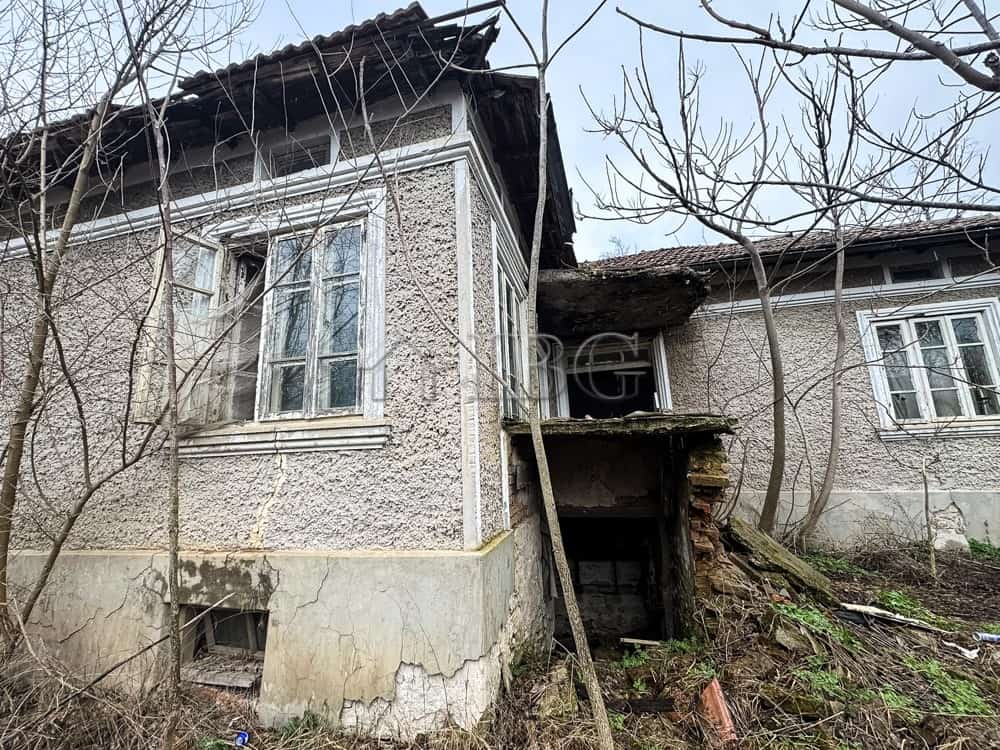 Old house near the sea with a large garden and renovation potential.