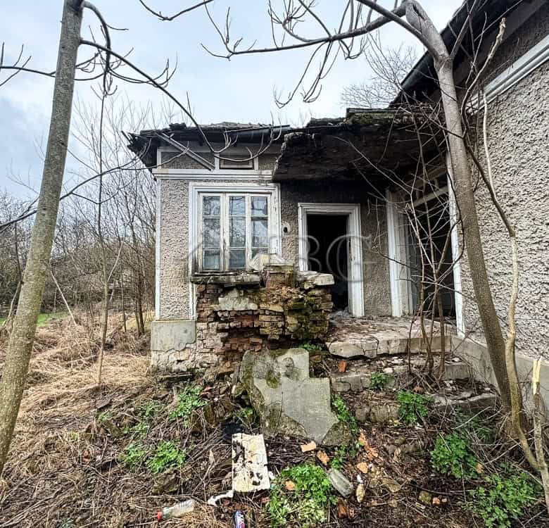 Renovation opportunity near the sea with a large garden and great potential for transformation. Idea.
