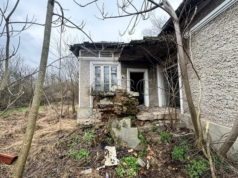 Renovation opportunity near the sea with a large garden and great potential for transformation. Idea.