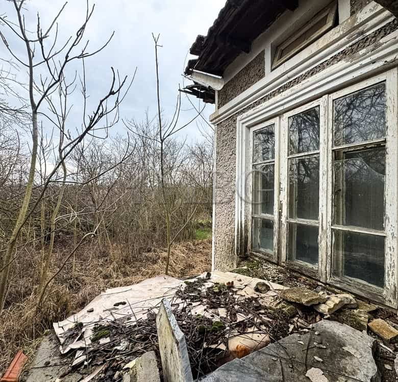 Charming renovation project near the sea with a spacious garden and potential for restoration.