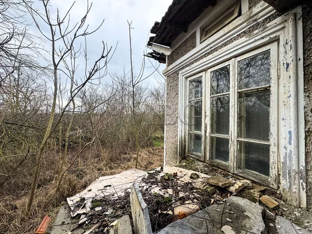 Charming renovation project near the sea with a spacious garden and potential for restoration.