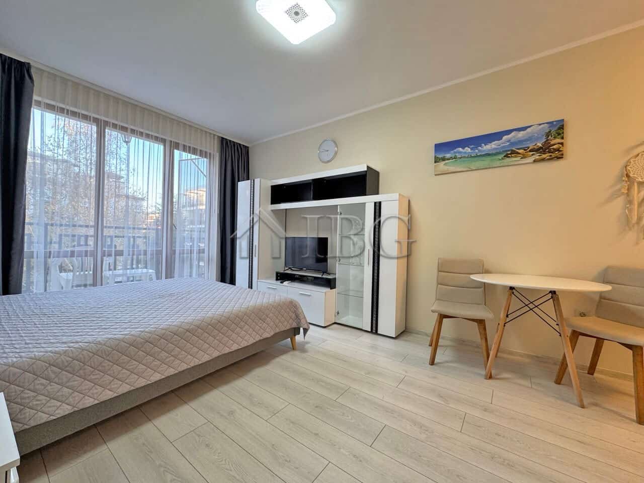 Studio for sale in Panorama Bay 2, Sveti Vlas, 200 m from the sea Modern studio apartment in Panorama Bay 2, Sveti Vlas, just 200 meters from the beach. Bright interi.