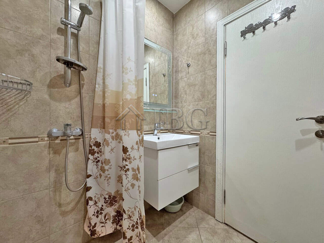 Studio for sale in Panorama Bay 2, Sveti Vlas, 200 m from the sea Cozy bathroom with shower in a seaside studio apartment near Sveti Vlas.