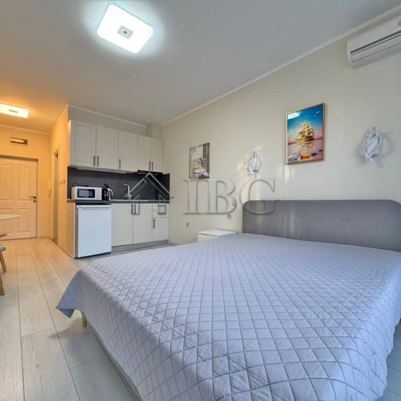 Bright studio apartment in Panorama Bay 2, Sveti Vlas, just 200m from the sea, ideal for holiday or.