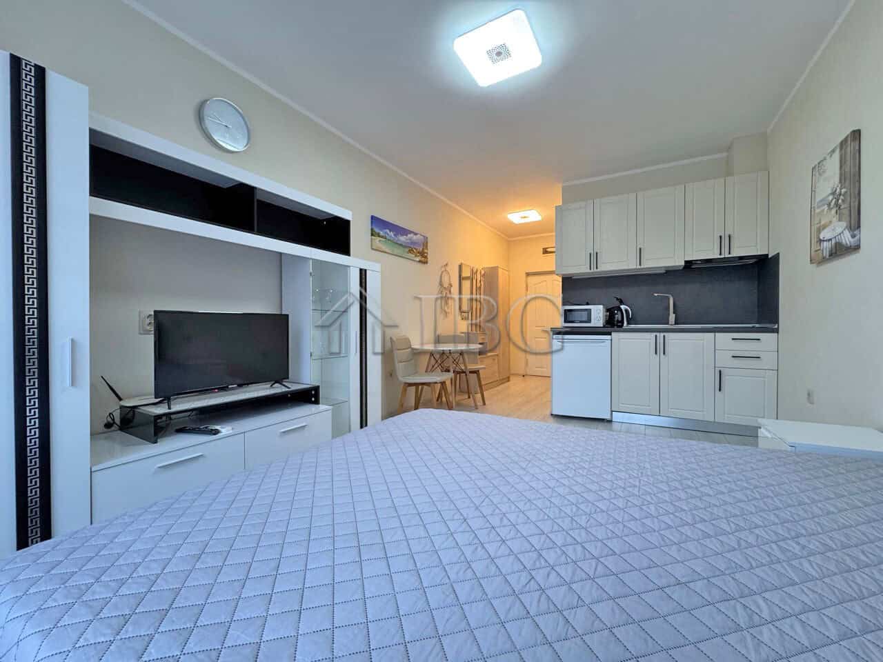 Studio apartment interior in Panorama Bay 2, Sveti Vlas, near the sea Bright studio for sale in Panorama Bay 2, Sveti Vlas, just 200 meters from the sea.