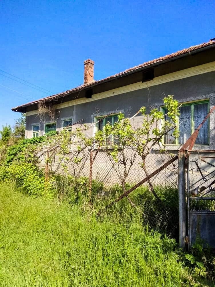 House for Sale in a peaceful village near the Danube River, featuring a charming exterior and lush g.