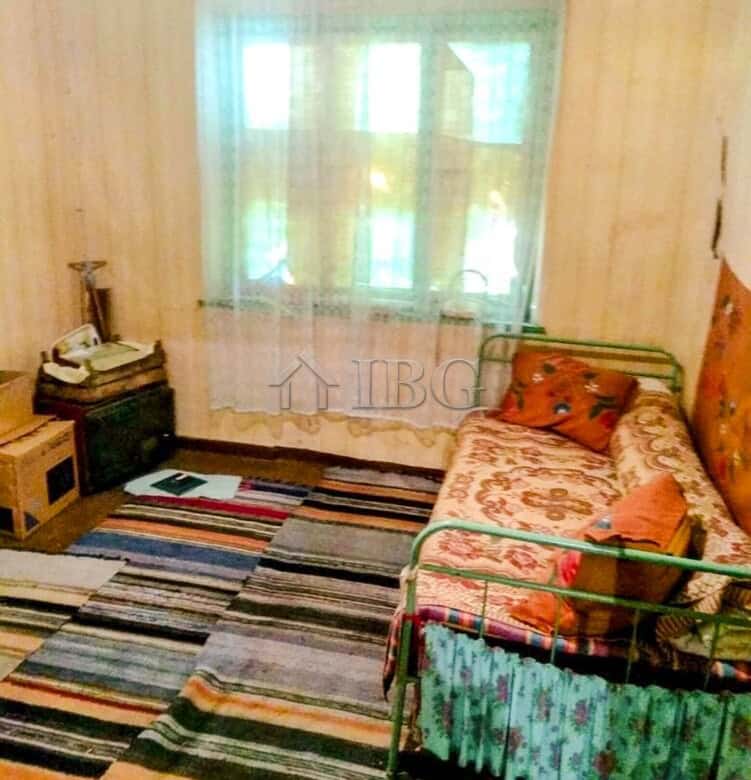 Charming house for sale in a picturesque village close to the Danube River, featuring a warm interio.