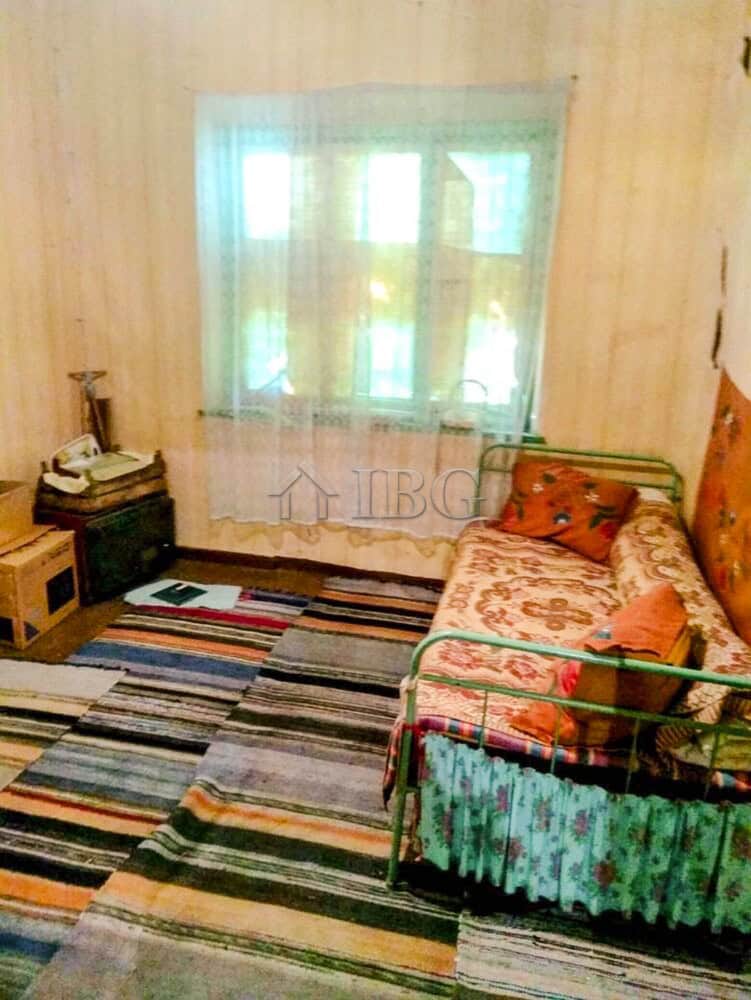 Charming house for sale in a picturesque village close to the Danube River, featuring a warm interio.