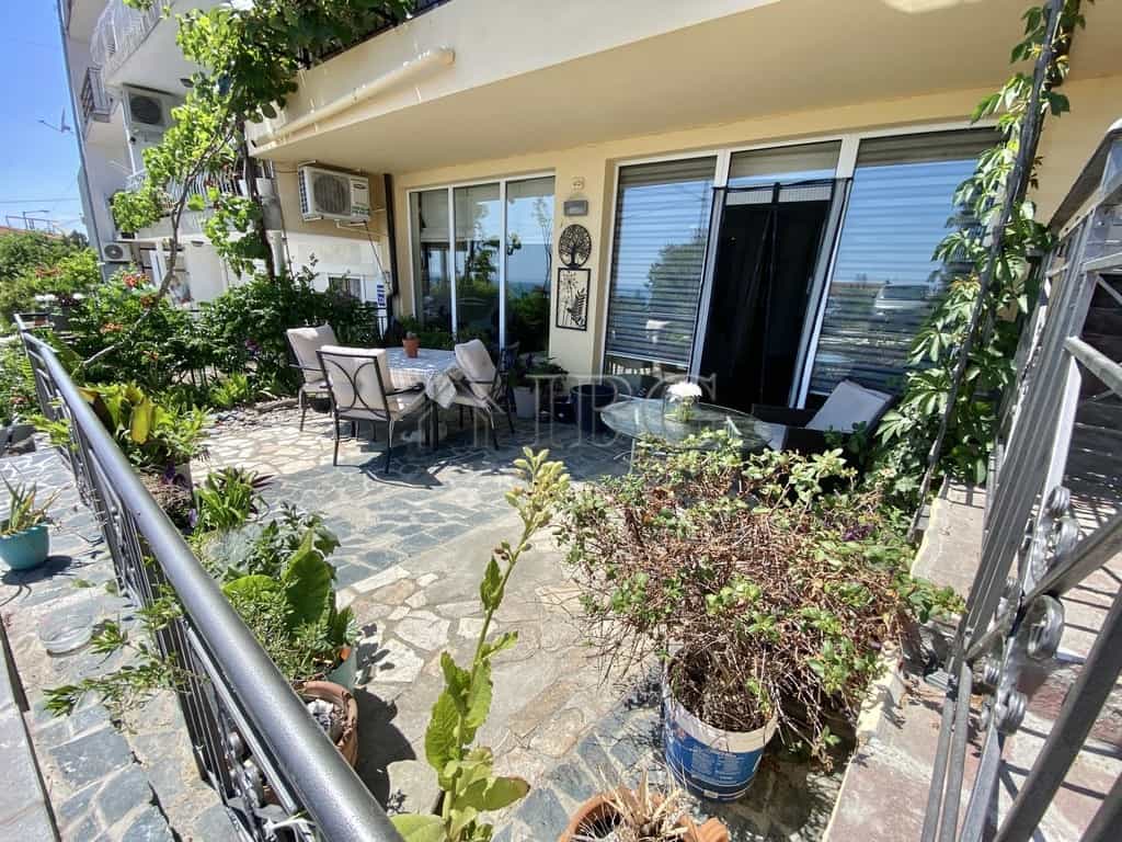 Bright sea view apartment with 3 bedrooms and 2 bathrooms in Sveti Vlas, no maintenance fee.