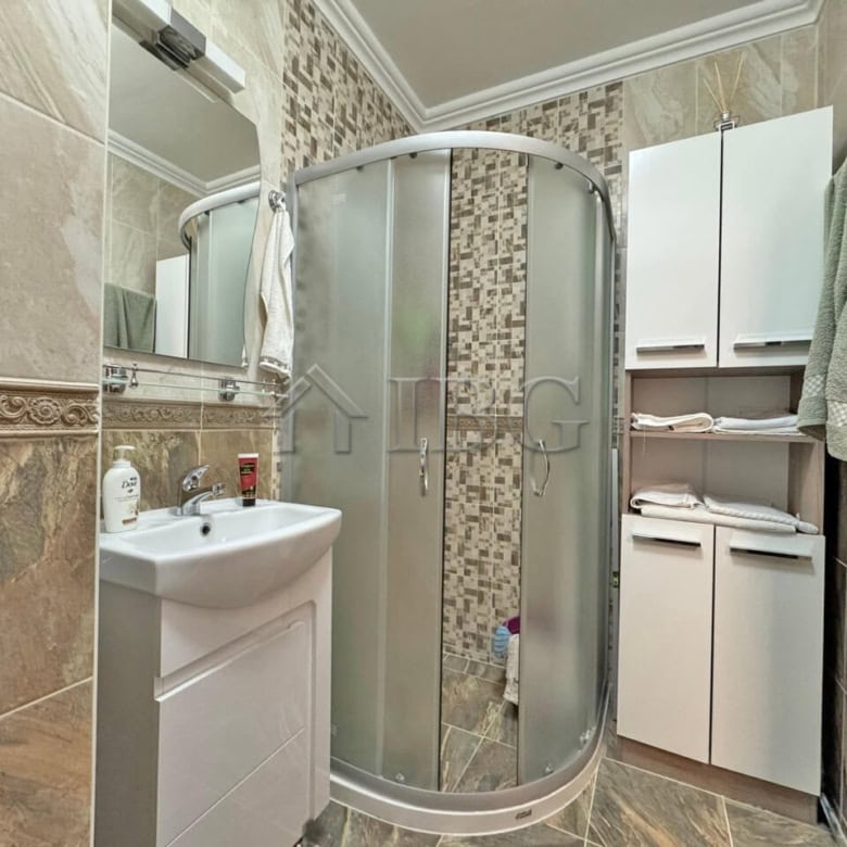 Apartment with 2 bedrooms, 2 bathrooms, and a scenic pool view in Sveti Vlas. Perfect for relaxing h.