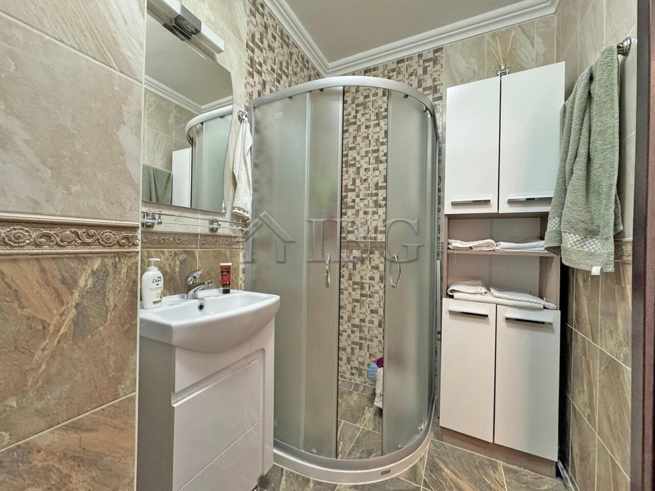 Apartment with 2 bedrooms, 2 bathrooms, and a scenic pool view in Sveti Vlas. Perfect for relaxing h.