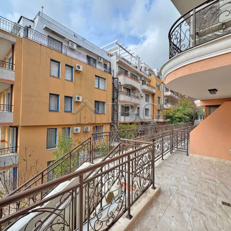 Balcony view from a 2-bedroom apartment in Sveti Vlas, Dinevi Resort, Bulgaria, with nearby resident.
