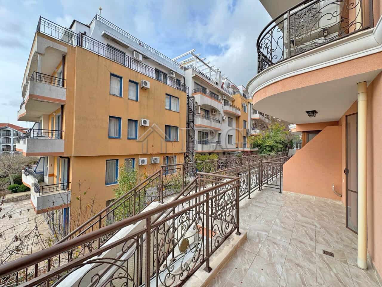 Balcony view from a 2-bedroom apartment in Sveti Vlas, Dinevi Resort, Bulgaria, with nearby resident.