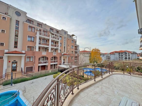 Apartment with 2 bedrooms, 2 bathrooms overlooking the pool in Sveti Vlas, Dinevi Resort.