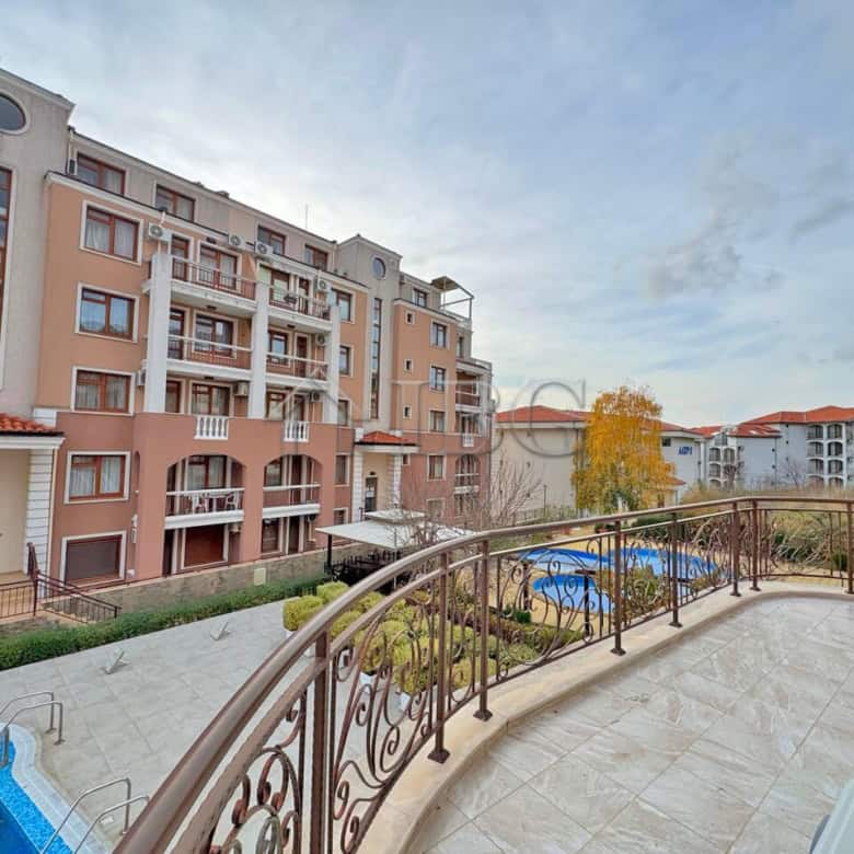 Apartment with 2 bedrooms, 2 bathrooms overlooking the pool in Sveti Vlas, Dinevi Resort.