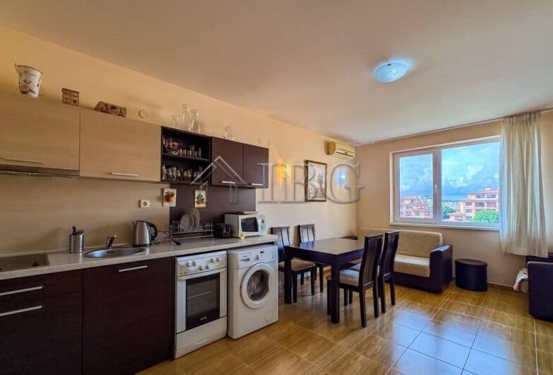 Cozy 1-bedroom apartment near the beach in Sveti Vlas with living area and kitchen.