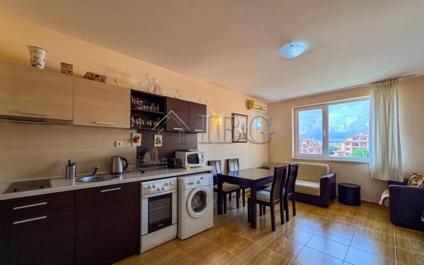Cozy 1-bedroom apartment near the beach in Sveti Vlas with living area and kitchen.