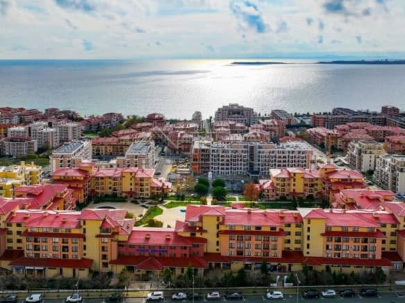 Beautiful 1-bedroom apartment near the sea in Sveti Vlas, just 300 meters from the beach.