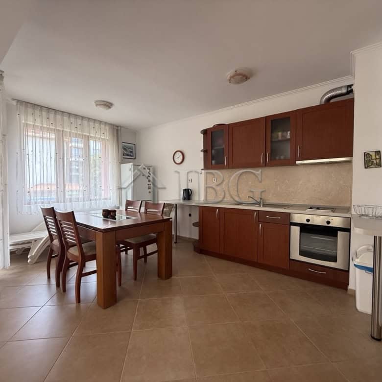 Bright one-bedroom apartment in Tili Complex, Aurelia District, Nessebar. Modern kitchen and dining.