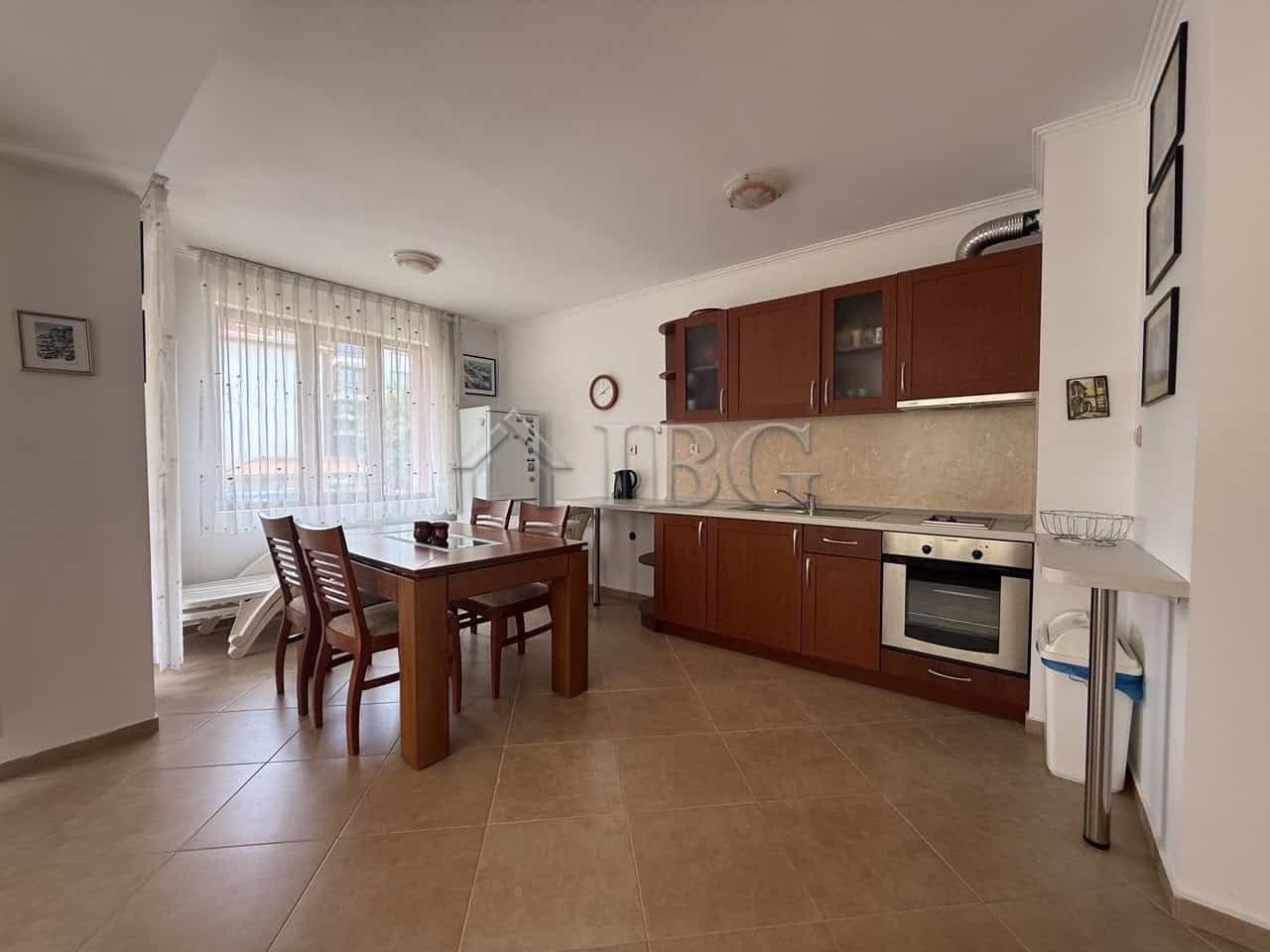 Bright one-bedroom apartment in Tili Complex, Aurelia District, Nessebar. Modern kitchen and dining.